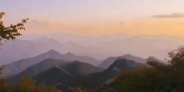 我在高山冈望北京是哪首歌？